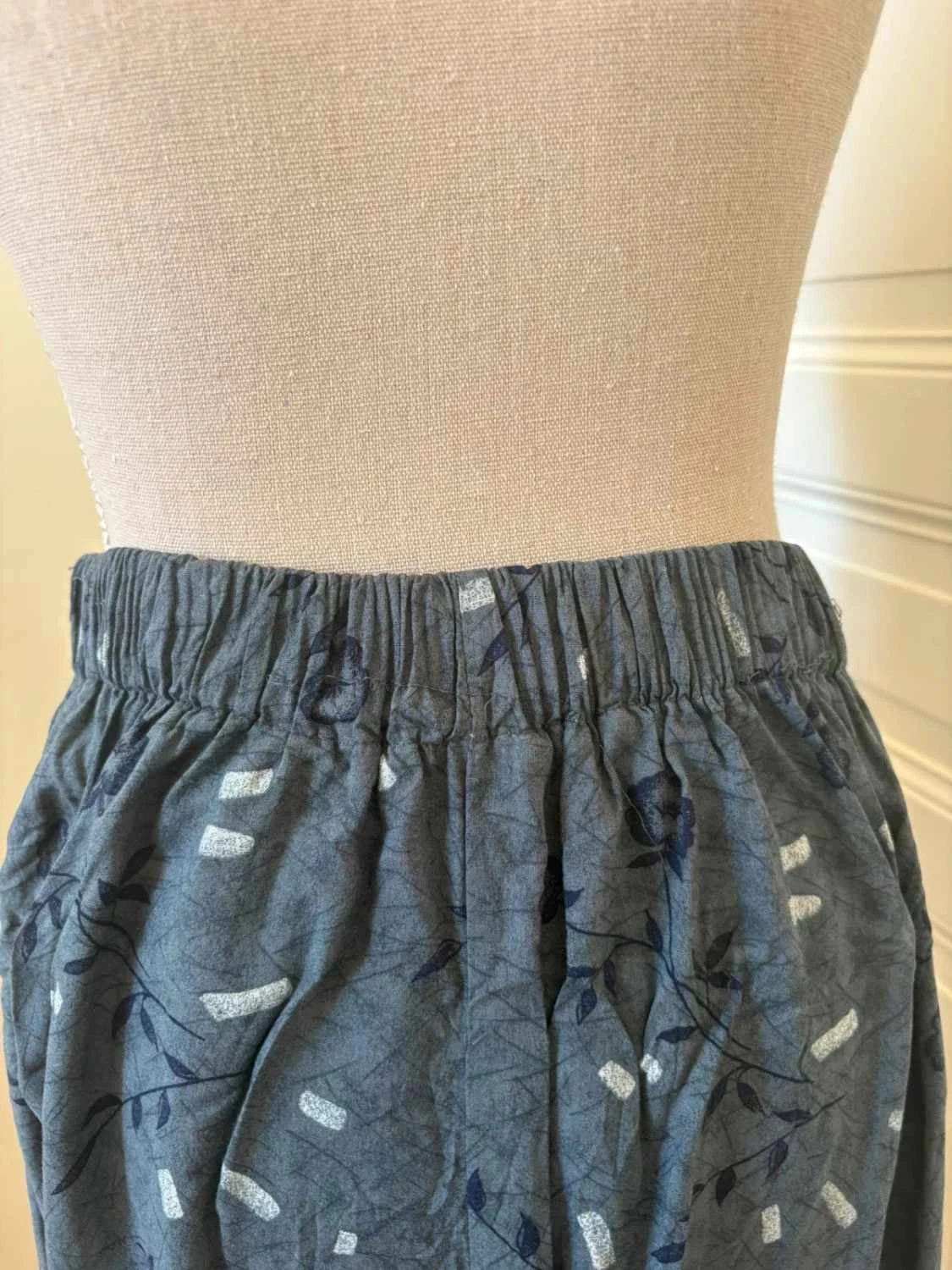 Saia vintage azul cinza florida midi com elástico tamanho M fluida retrô boêmia Sag Harbor – photo 2